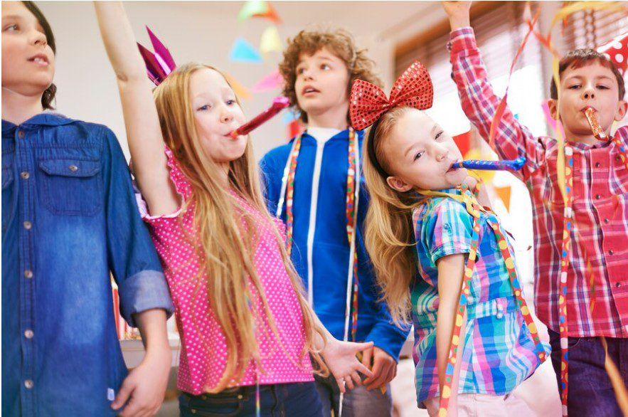 niños bailando en cumpleaños infantiles