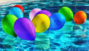 globos de colores en el agua