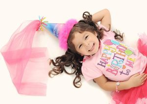Infantil cumpleaños niña celebrando