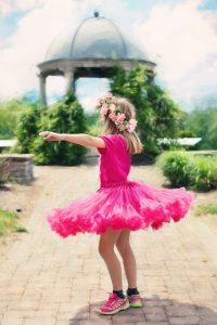 niña bailando canciones infantiles para fiestas