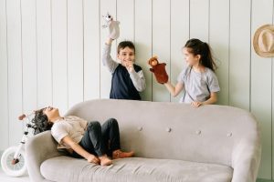 marionetas manejadas por niños