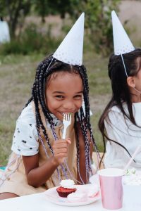 niña monitores cumpleaños infantiles