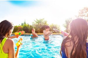 fiesta de niños en piscina  diversión para los niños