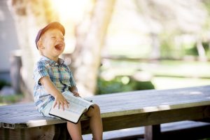 niño riéndose con payasos infantiles
