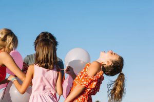 tematica de cumpleaños para niñas sonriendo