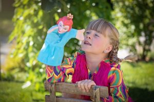 niña con marionetas infantiles
