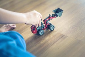 niño con juegos para fiestas de cumpleaños