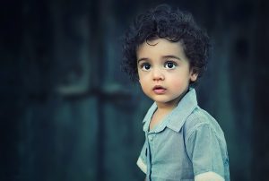 niño sorprendido por diversión infantil