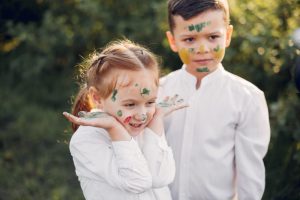 niñas sorprendida con juegos para niños de 12 y 13 años