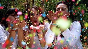 mujeres celebrando una fiesta de la espuma Valencia
