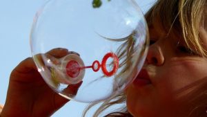 niña juegos infantiles al aire libre