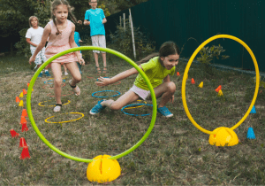 juegos de recreación al aire libre saltando y divirtiendose