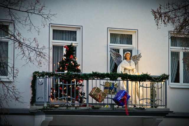 reyes magos balcón con decoración navideña