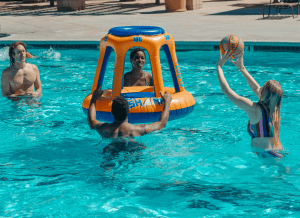 gymkana en piscina para niños felices