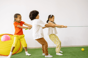 Actividades recreativas para niños felices emocionantes