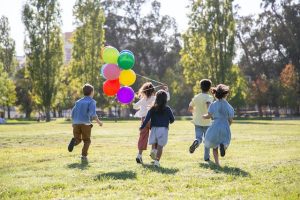 Fiesta infantil en el parque con amigos