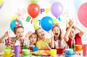 Fiestas de cumpleaños para niños felices divertidos