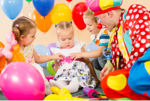 Animación de payasos en cumpleaños divertido para pequeños