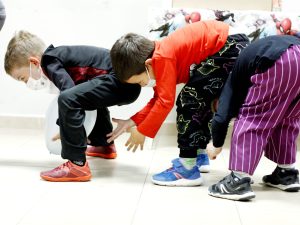 animación infantil Zaragoza niños haciendo actividades de juego infantil en fiesta de cumpleaños