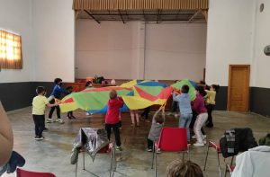 Niños jugando con un Paracaídas